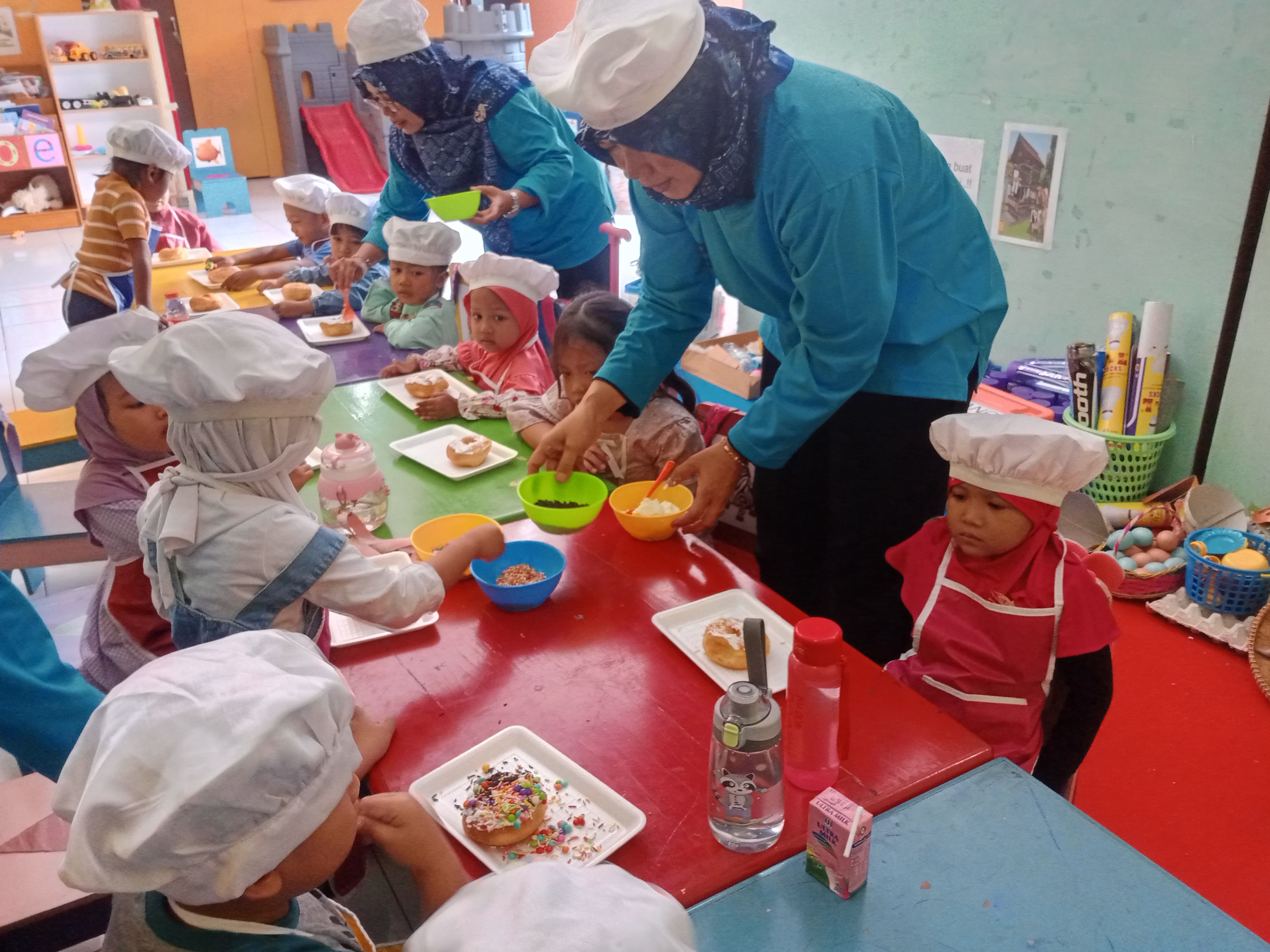 Anak-anak belajar menghias donat