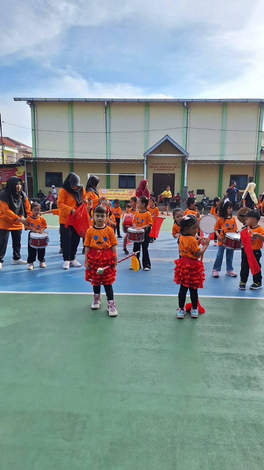 Anak-anak tampil drum band di RW