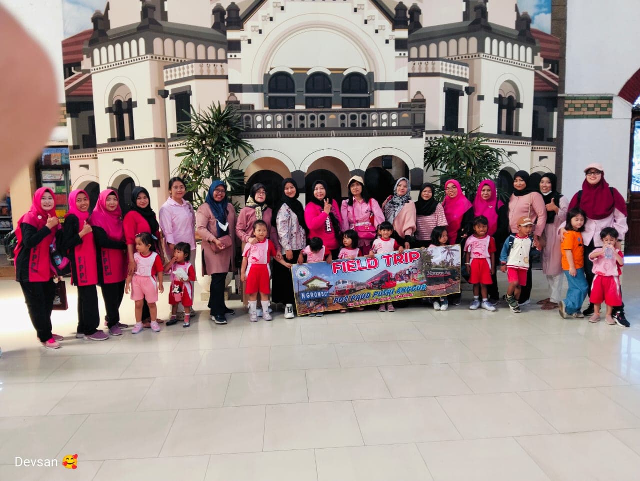 Wisata keluar anak-anak PAUD